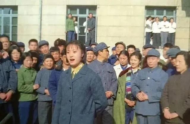 《杜鹃山》柯湘的扮演者杨春霞为群众演唱。