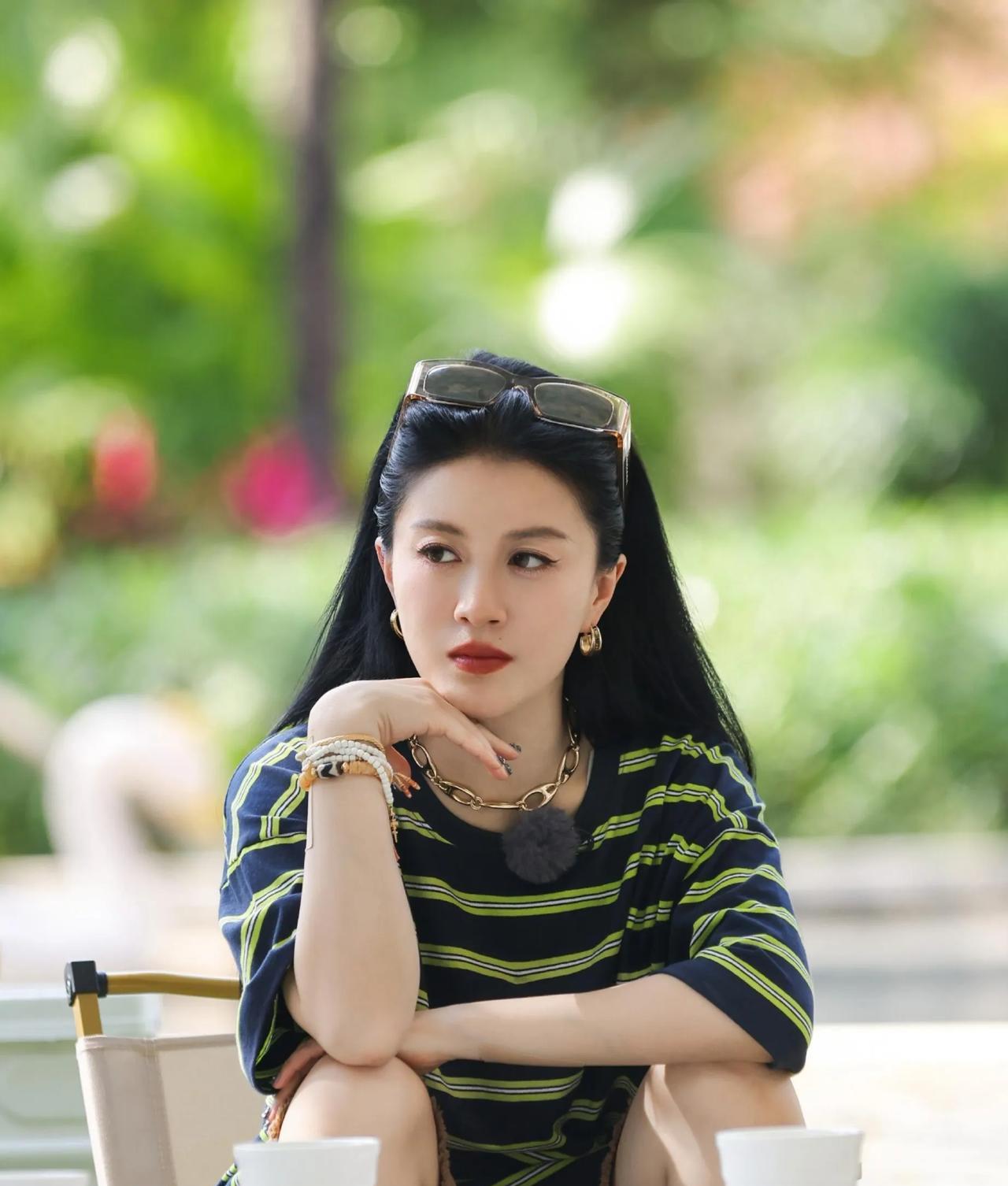 对李嘉格刮目相看啊！
她做的最对的事儿，
不是和妈妈一起参加综艺节目，而是瞅准时