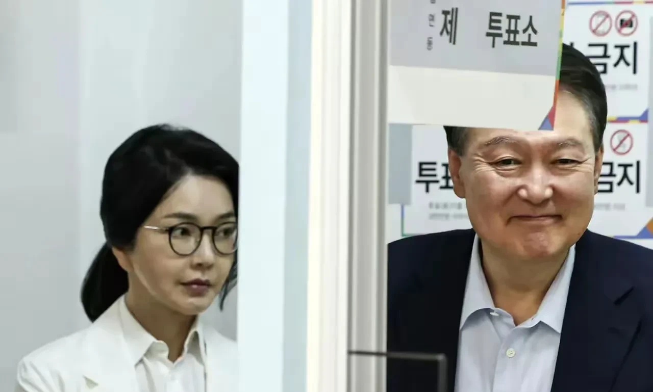 最新消息：金建希硕士博士学位均被撤销！



金建希的双眼皮是假的，脸是假的，胸