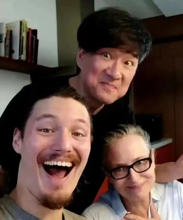 他是香港的！
周华健的歌很好听，
他的歌都是台湾发行的，
一直以为他是台湾的。