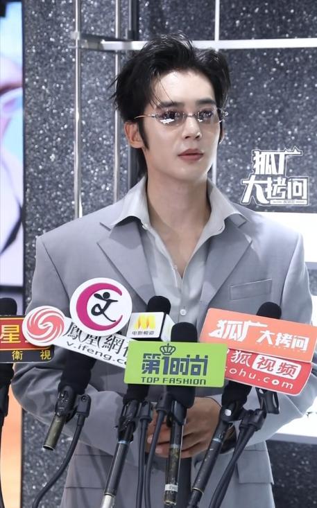 #于适西装眼镜斯文精英# 于适今日活动群访全程来啦，说自己是很大胆的人，人生应该