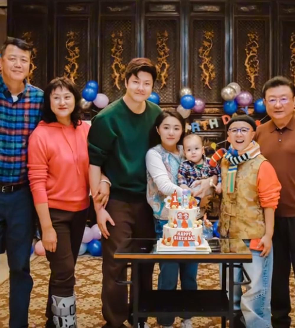 王宁金龟子现身小外孙周岁宴，娘家婆家罕见大合照！婆家竟全员都是180+大高个~