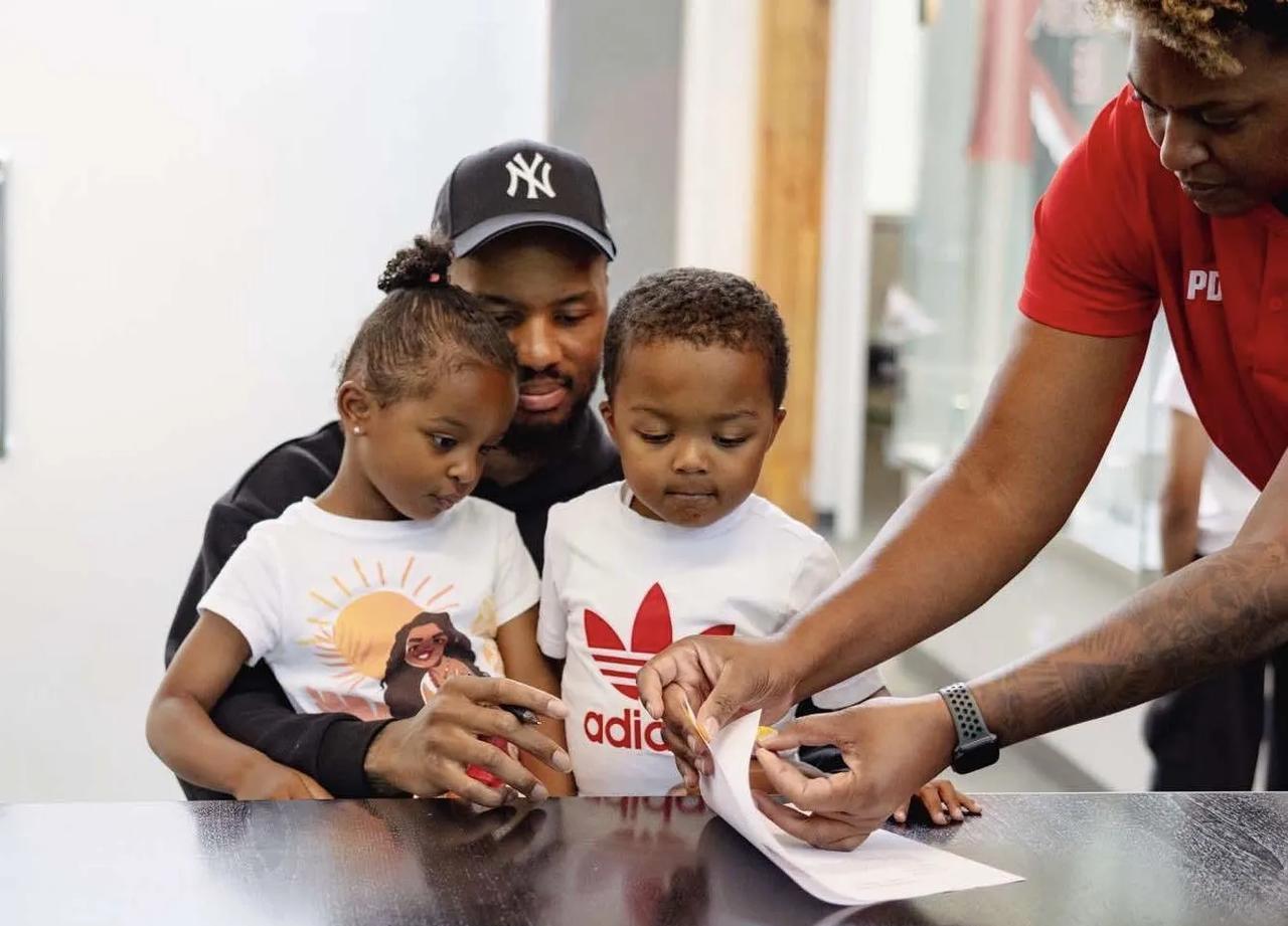 波特兰，回到家的感觉。
利拉德正式签约，3年4200万美元，最后一年是球员选项，