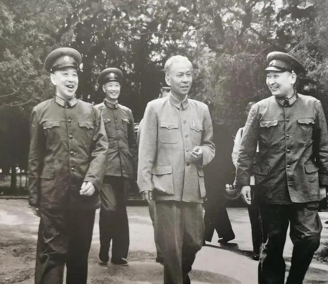刘少奇1958年视察军事学院，刘少奇六到南京，参观视察诸多单位，在政治、经济、军