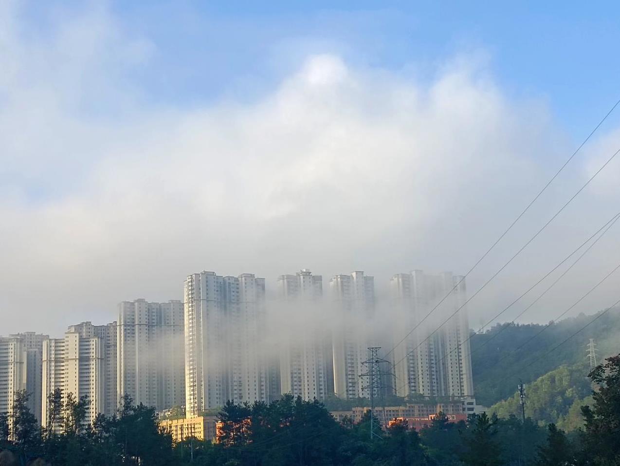 “我最近回了趟老家，农村里面这些小学教师在岗的人就能拿4000多块钱，但退休的人