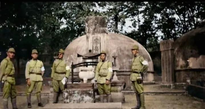 1937年，几名嘴脸丑陋的岛国的侵略者在杭州岳飞墓前一张合影