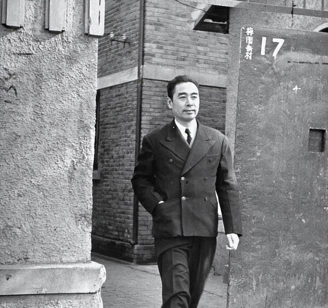 1943年，胡宗南打算给周恩来一个下马威，便给他设下了一场鸿门宴。谁知胡宗南的副