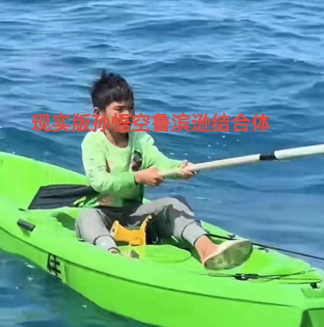 现实版孙悟空鲁滨逊闪现，是喜是悲？！近日，10岁男孩划着一艘绿色塑料船出现在三亚