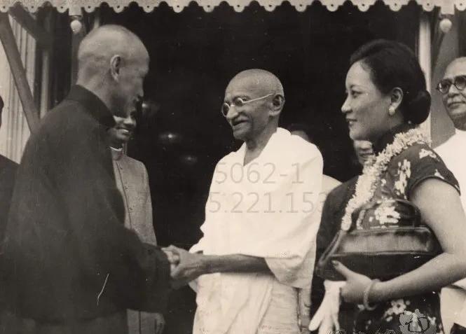 1942年2月，蒋介石夫妇从新德里到加尔各答拜访甘地，翻译是董显光。
但甘地非要