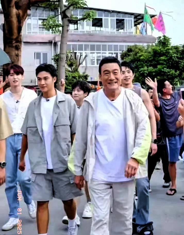 67岁的梁家辉这回真是把"老当益壮"演绎到极致！回老家划龙舟当鼓手，敲鼓吆喝那股