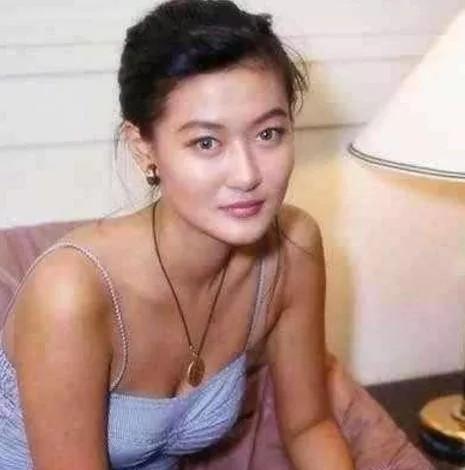 陈宝莲17岁开始拍三级片，29岁坐月子期间从24楼跳下身亡，儿子由王菲经纪人抚养
