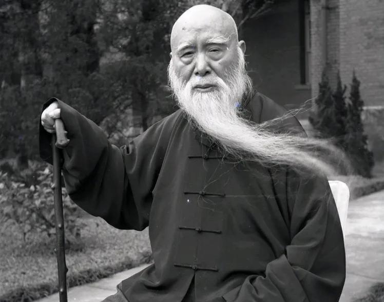 1964年，于右任病重。临终前，他想留下遗言，但口不能语，于是用手比了一个“一”