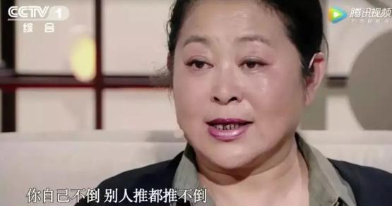 1999年，倪萍晚上跑到冯小刚家中，突然跪在地上，痛哭流涕，对冯小刚说：“哥，我