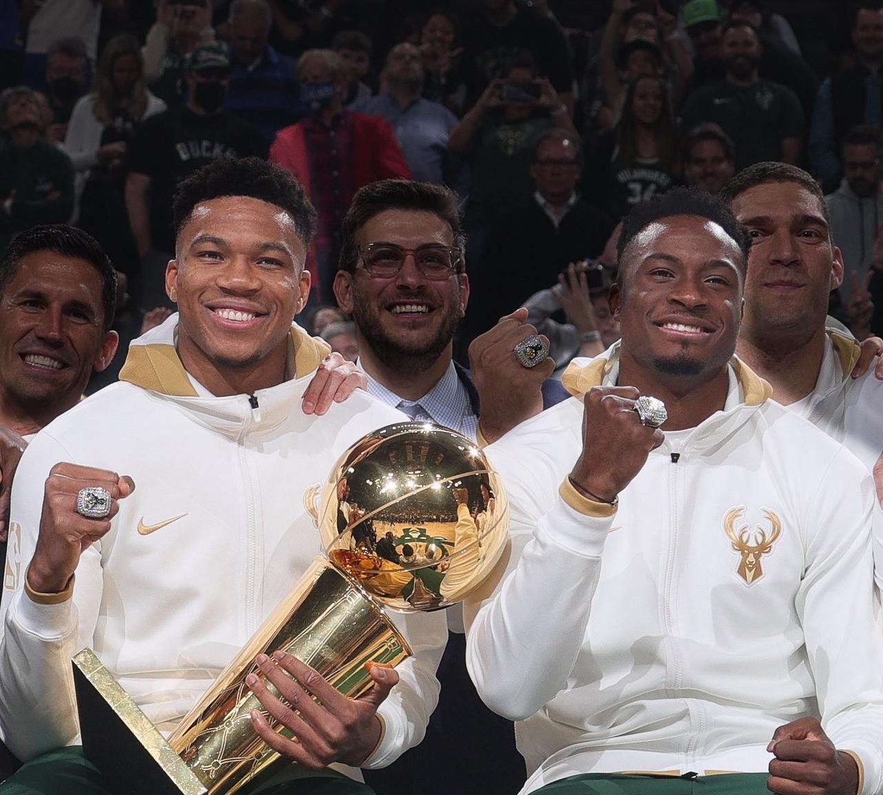 字母哥哥留队！萨纳西斯与雄鹿续约
据ESPN报道，消息人士透露，萨纳西斯·阿德托
