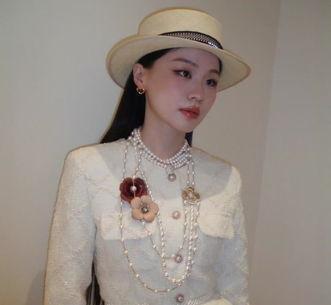 金靖在娱乐圈越久越美。
钱💰真养人。