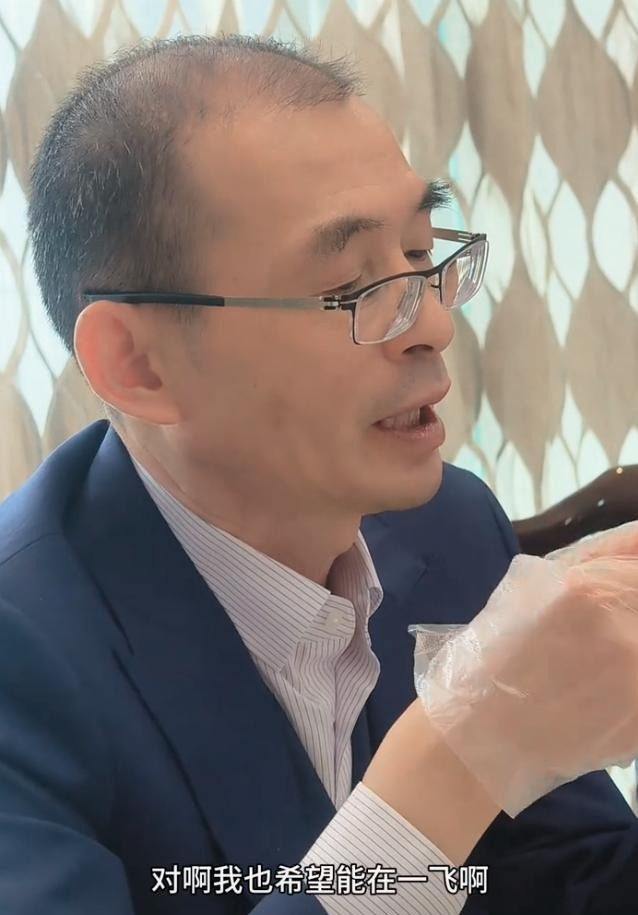 谢岳一家合影女子身份澄清











我的天哪！谢岳一家终于摆脱了这个