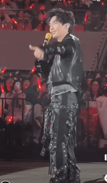 陈楚生杭州演唱会都让粉丝逼成啥样了，鞋子都要脱了[捂脸]！
满场都在喊脱掉，吴克