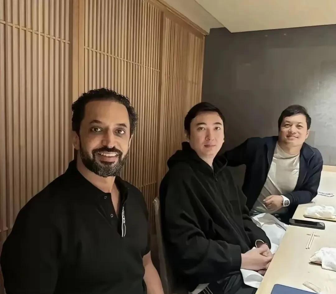 王思聪懒懒坐头等舱回日本了，王思聪表白懒懒，每天都是情人节。
懒懒晒照秀恩爱，一