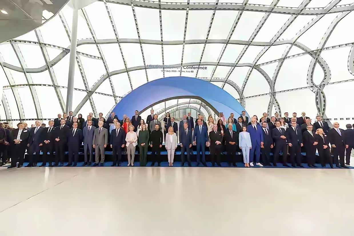梅洛尼站在合影中心，关怀乌克兰人文建设让人耳目一新。

7月11日罗马乌克兰复苏