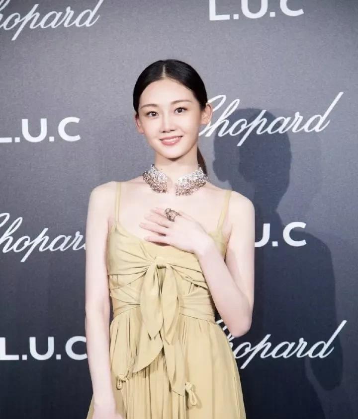 为什么评论区都要评论苗苗的长相，我关注了她好些年了，我觉得比起她稳定的情绪，温柔