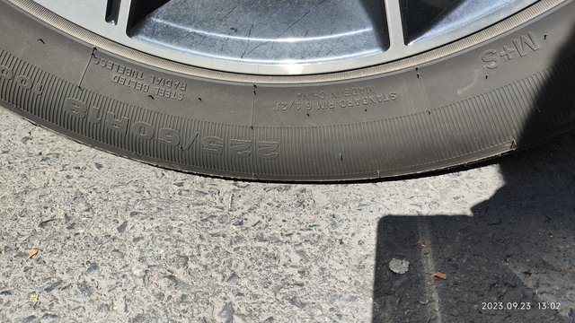 胎压2.5仍然这么瘪正常吗
提车的时候只有最后一辆了，我怀疑是不是最后一辆有问题