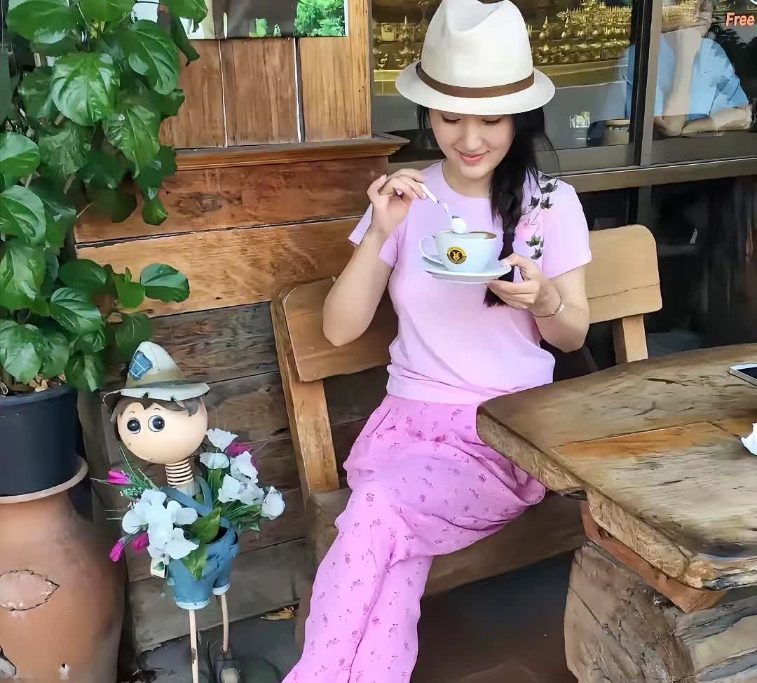 杨钰莹，158cm，一代人的女神，就连脚丫子都这么美，从头到脚的美，你们看看是不