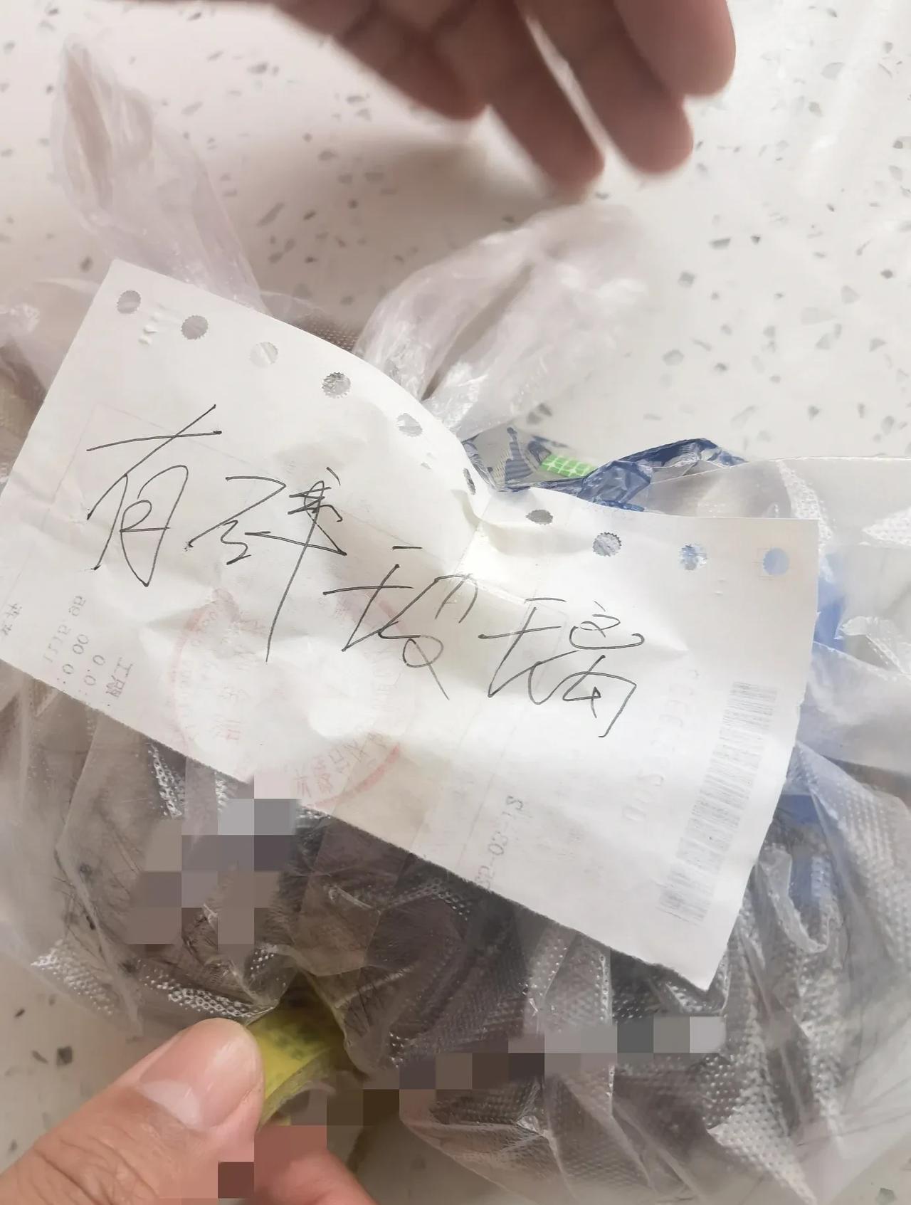 我一直认为俺老公是个没啥素质的人，但他今天干的这个事儿，必须得给他点个赞。
他有
