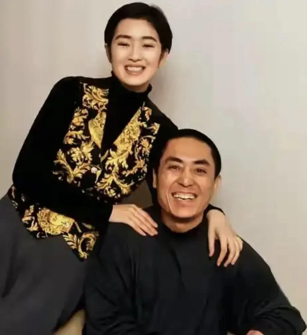 记得他俩演过一部电影很好看，张导演技很好，忘记什么名字了？[抠鼻]