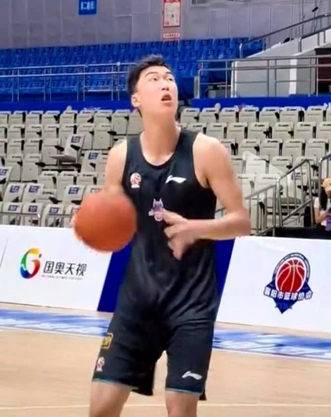 赵浩然不是下一个谁，而是山东男篮第一次把“空间”写进内线说明书。

2米09
