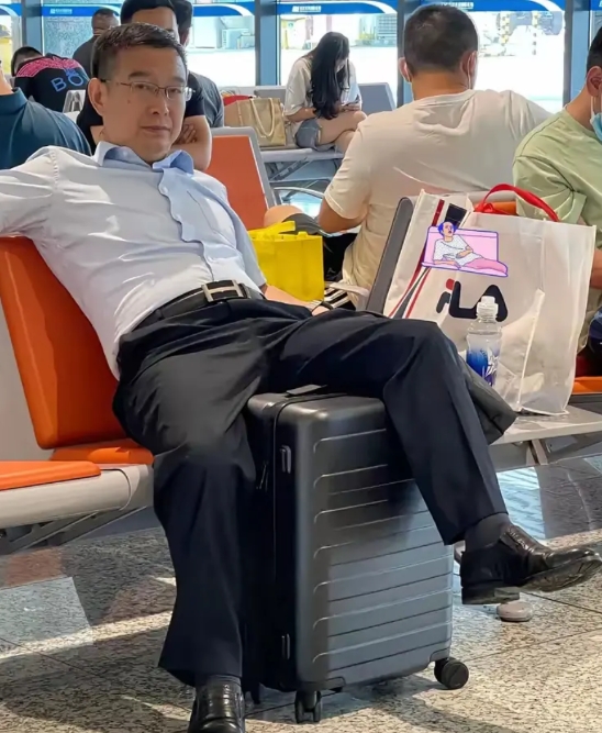 存款没有1000个W摆不出这个架势来