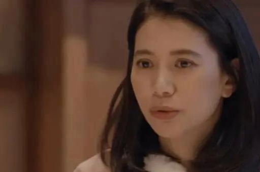 在《朋友请听好》节目里，袁咏仪瞧见屏幕上的赵丽颖，冲董子健直言：“嘿，我咋就瞧不