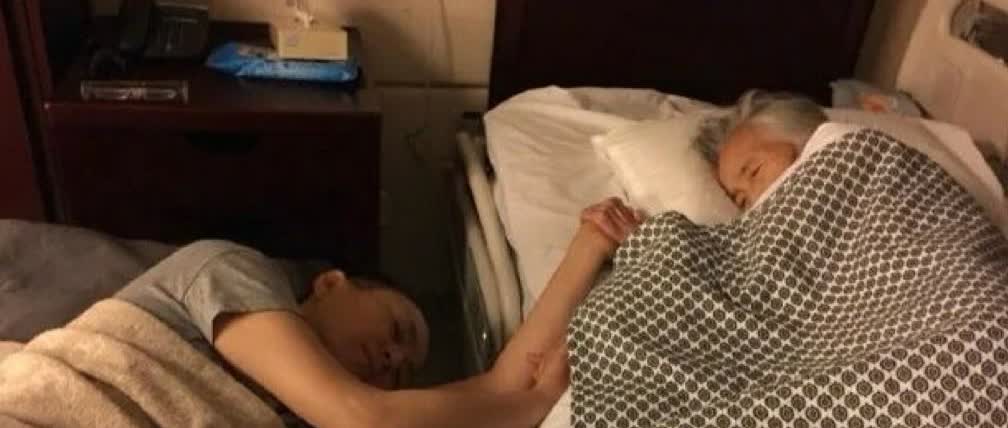 2016年8月，宋丹丹的母亲病危，生命进入弥留阶段，在生命的最后时刻，她只有拉着