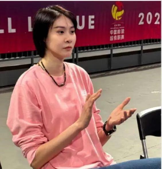 中国女排赵蕊蕊，变身女排教练现身联赛，球迷惊呼：太赞了！1米97身高的赵蕊蕊退役