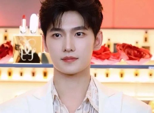 杨洋抢饼？

邓科导演的《折腰》火了之后，他已经成了业内古偶的香饽饽导演，现在不