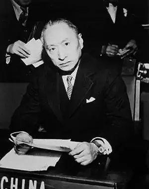 1985年11月14日深夜，纽约曼哈顿的一间公寓里，98岁的顾维钧像往常一样走进