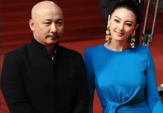 2011年，王全安在酒会上邂逅了张雨绮，当晚两人双双醉倒。第二天回到家后的王全安