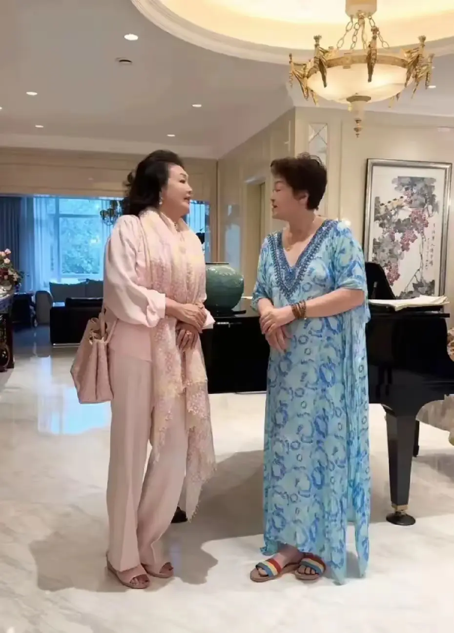 有钱人家进屋都不带换鞋了吗？
