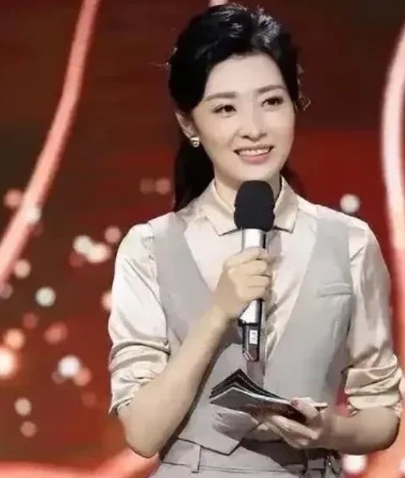 2002年，知名主持人周涛下班回到家，看见正在灶台边忙碌的丈夫，顿时心生厌倦，很