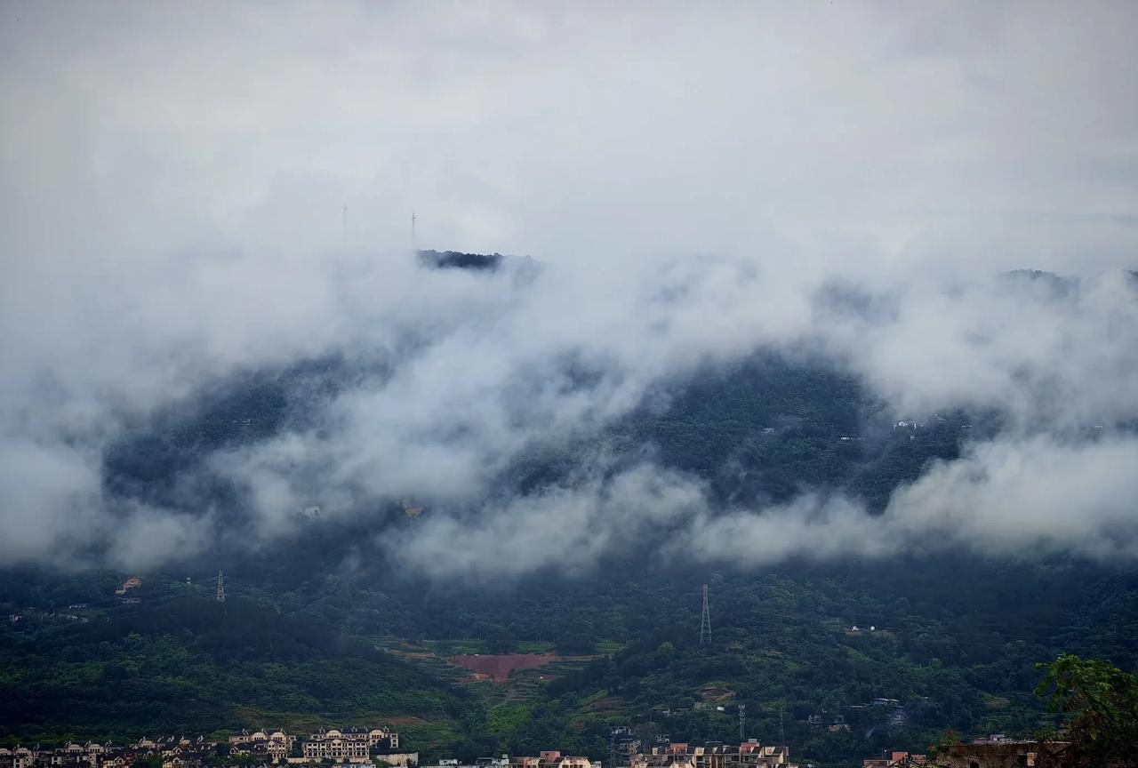 看到重庆文旅宣传的新口号，“雄奇山水，新韵重庆”！有网友说太土了，还不如叫“雄奇