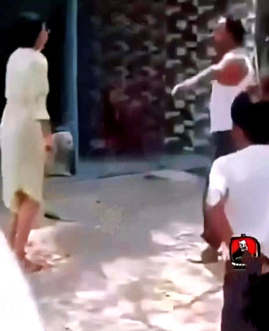 印度女子砍掉继父命根子











印度女孩太难了 告状不如自己动手