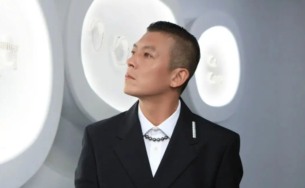 陈冠希呵斥空乘，让你丢工作是误解。
乘客应该人人平等！不应该区别对待。

钱江晚