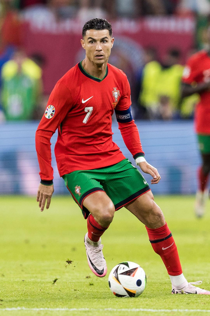 40岁C罗险胜获奖，2亿年薪再遭热议！