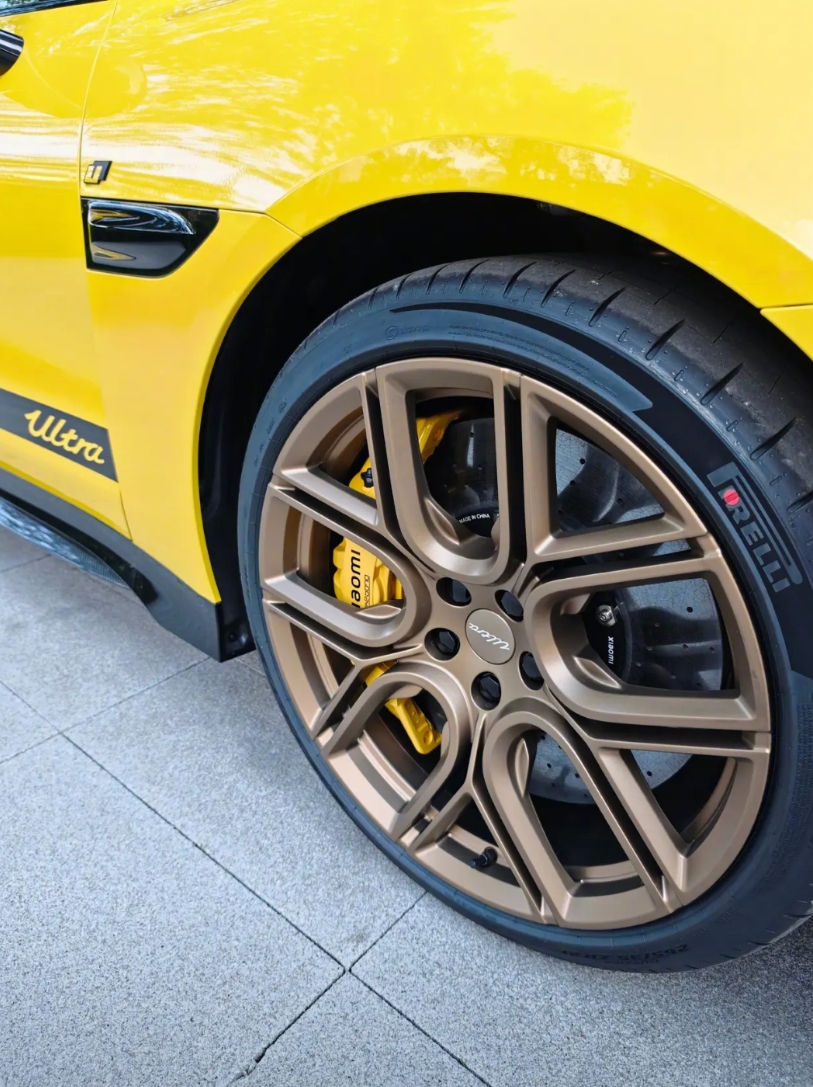林斌喜提小米SU7 Ultra
1、小米高管这是接连提小米SU7 Ultra，这