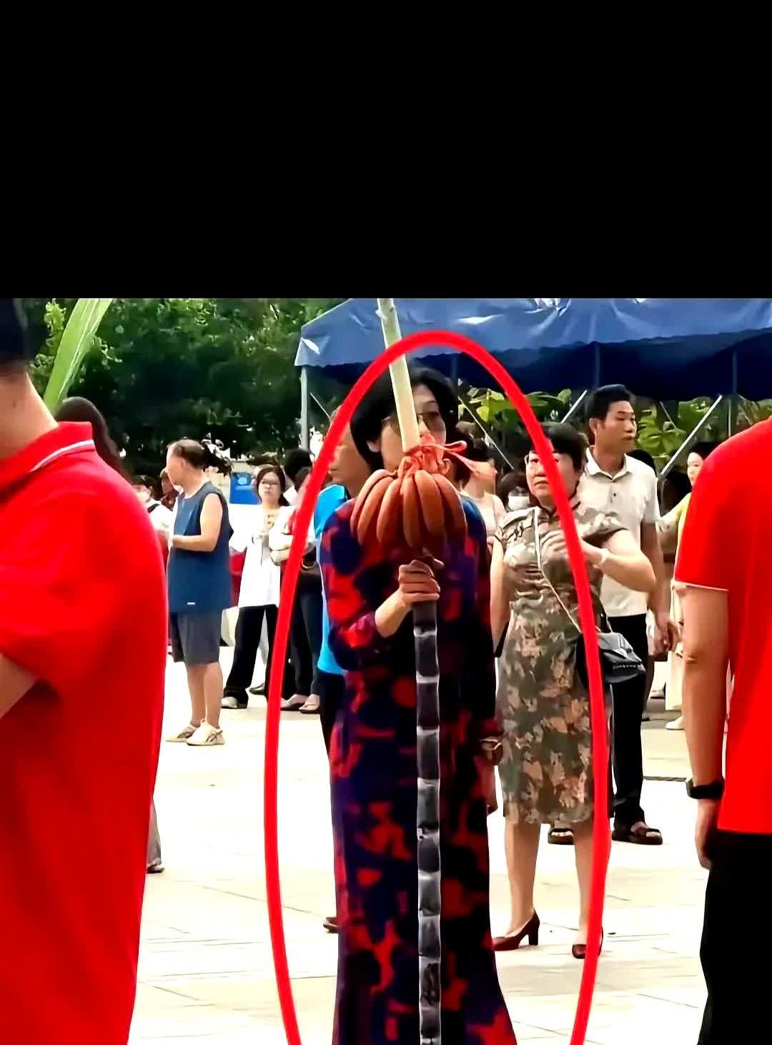 这位妈妈真是把考场外的价值拉到最高点了，有这样的妈妈也太棒了吧，但是让我这有点费