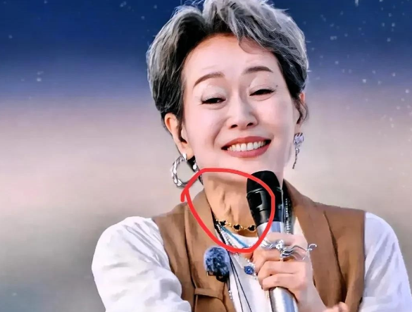 在《浪姐6》三公舞台上，62岁的叶童又输了。这已经是她第三次在团队赛里垫底，可依