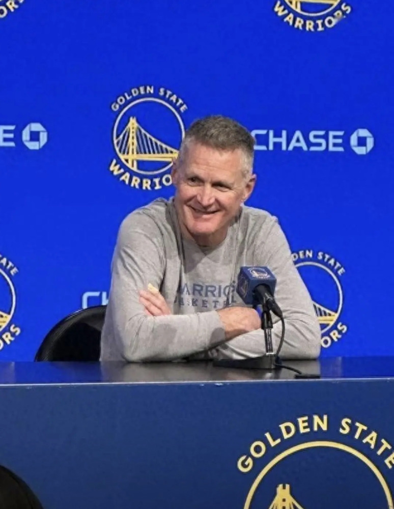 勇士队主教练科尔，又开始笑容满面了，说明勇士队内的问题解决了。前段时间莫名其妙连