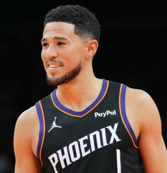 NBA常规赛，太阳107-118不敌勇士。
德文-布克出战39分钟，全场24中1