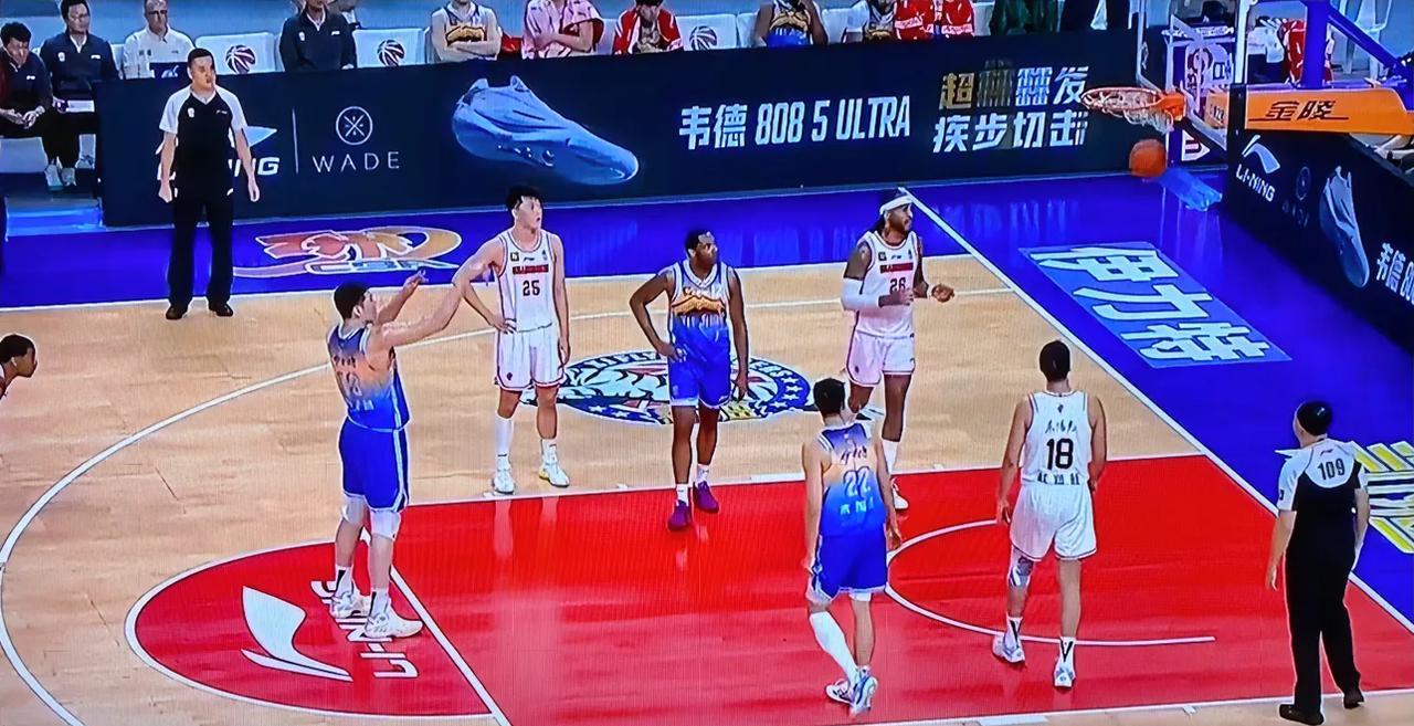 徐杰已经拿到13分，真的是勇敢！面对李炎哲要上篮暴扣的时候，徐杰马上去进行防守，