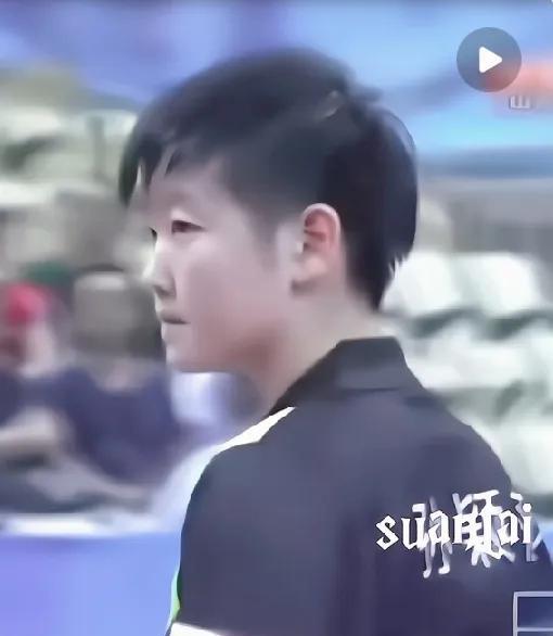赛场莎气来袭，帅到炸裂
#孙颖莎# #乒乓球# #赛场魅力#