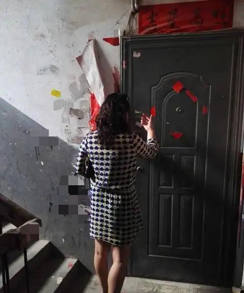 “两败俱伤！”湖北孝感，45岁女子与比自己小10岁的男顾客恋爱，后见借给对方10